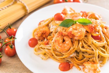Spagetti karides, domates, fesleğen ve peynir ile 