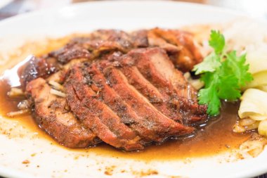 Mangalda kırmızı domuz soslu