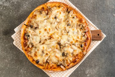 mantarlı pizza miso sosu ile