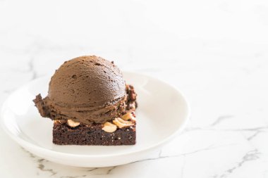 Çikolatalı dondurma ile çikolatalı kek