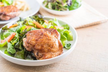 ızgara tavuk biftek sebze salatası ile