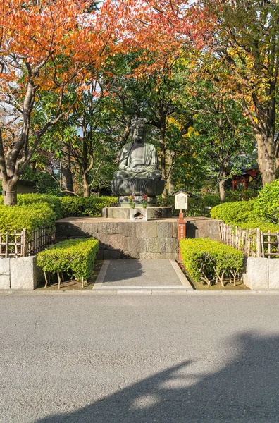 Socha Buddhy mimo Sensoji chrám v Tokiu — Stock fotografie