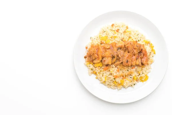 Izgara tavuk ve teriyaki soslu kızarmış pilav — Stok fotoğraf