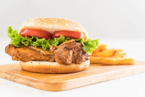 Hambúrguer de frango grelhado com batatas fritas — Fotografia de Stock