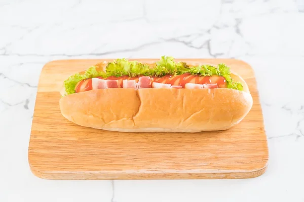 Worst hotdog met ketchup — Stockfoto