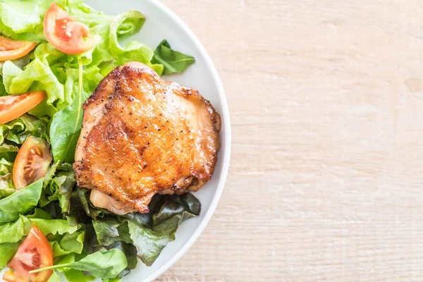 Жареный куриный стейк с овощным салатом — стоковое фото