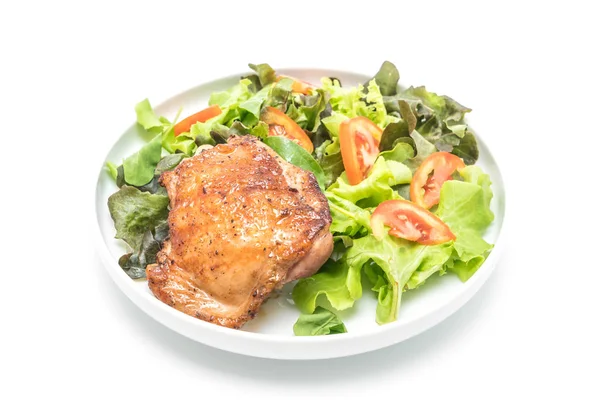 Steak ayam panggang dengan salad sayuran — Stok Foto