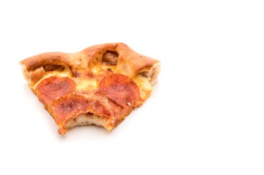 Beyaz zemin üzerine ev yapımı biberli Pizza 