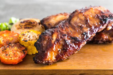 Izgara domuz pirzolası. 