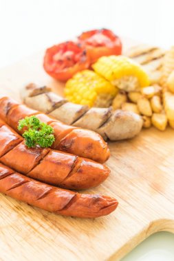 ızgara sosis mix sebze ve patates kızartması ile