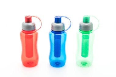 renkli plastik su şişesi veya kantin