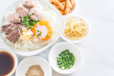 domuz eti ve yumurta ile pirinç lapası