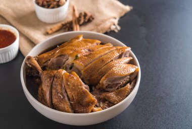 pot demlenmiş Ördek sosu ve ingradients ile