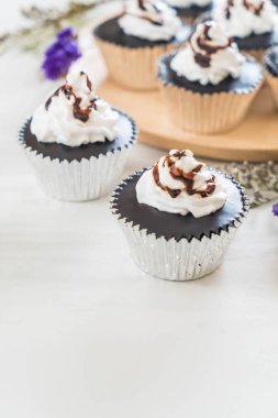 krem şanti ile çikolatalı kek