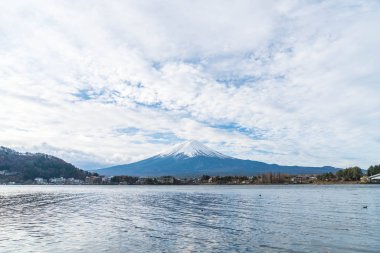 Japonya 'daki Kawaguchiko Gölü' nde Fuji Dağı..