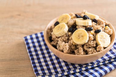 Granola muz, Kuru üzüm ve süt ile 