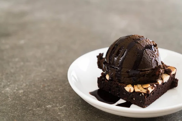 Chocolate brownies with chocolate ice cream — Stock Photo, Image