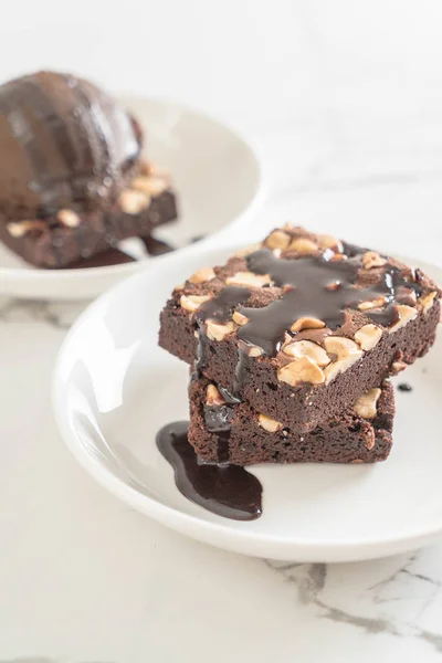 Chocolate brownies com molho de chocolate — Fotografia de Stock
