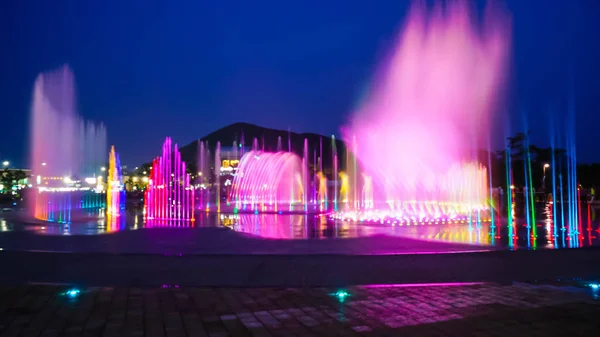 Blurred fountain show with lighting at Dadaepo in Busan, — Stock Photo, Image