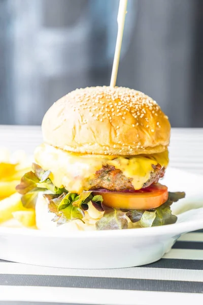 Hamburger di manzo con patatine fritte — Foto Stock