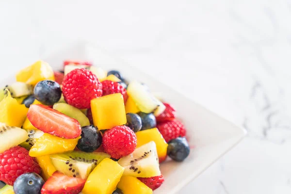 Blandad färsk frukt (jordgubbar, hallon, blåbär, kiwi, mang — Stockfoto