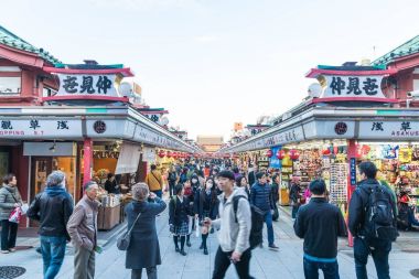 Toyko, Japonya - 28 Kasım 2016: turist yürümek Nakamise Dori se üzerinde