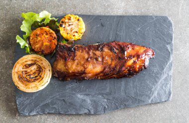 Izgara domuz pirzolası. 