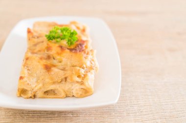 peynir ve jambon ile pişmiş penne makarna