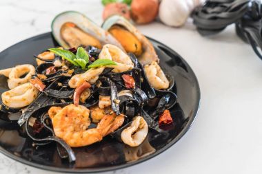 siyah spagetti veya deniz ürünleri ile makarna