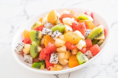 dilimlenmiş meyve karışımı 