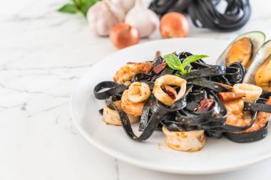siyah spagetti veya deniz ürünleri ile makarna