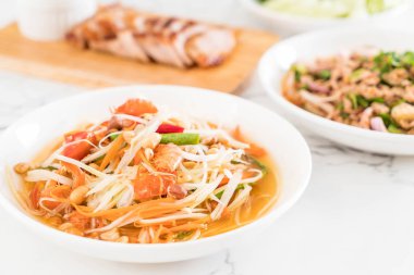 Baharatlı papaya salatası (geleneksel Tay gıda) 