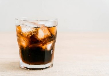 Buzlu bir bardak kola.