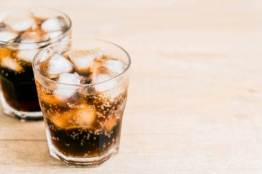 Buzlu bir bardak kola.