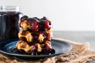 yaban mersini sosu ile waffle 