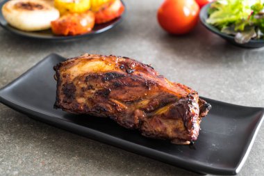 Izgara domuz pirzolası. 