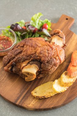 Gevrek domuz knuckle veya Alman domuz Hocks