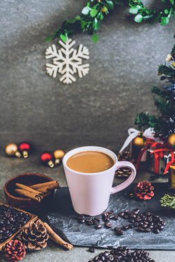 sıcak kahve fincanı Noel dekorasyonu ile 