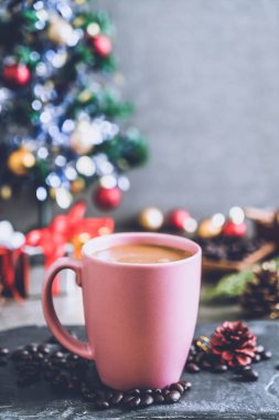 sıcak kahve fincanı Noel dekorasyonu ile 