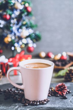 sıcak kahve fincanı Noel dekorasyonu ile 