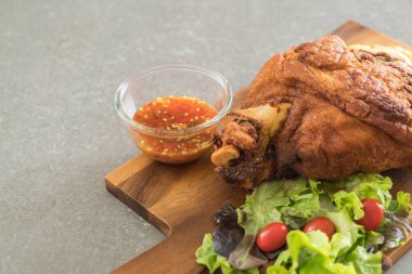 Gevrek domuz knuckle veya Alman domuz Hocks