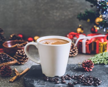 sıcak kahve fincanı Noel dekorasyonu ile 