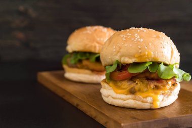 Ev yapımı taze lezzetli burger Close-Up 