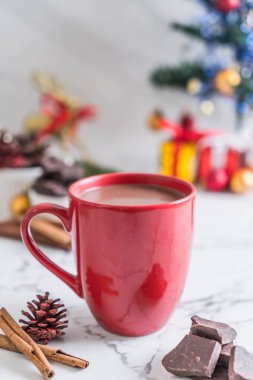 Noel dekorasyonu ile sıcak çikolata Kupası 