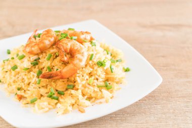 Kızarmış pirinç ve karides.