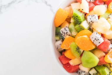 dilimlenmiş meyve karışımı 