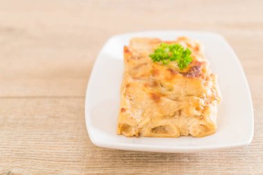 peynir ve jambon ile pişmiş penne makarna