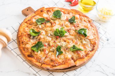 Baharatlı karides (Tom Yum) pizza