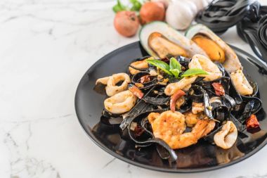 siyah spagetti veya deniz ürünleri ile makarna