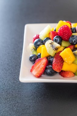 karışık taze meyve (çilek, ahududu, yaban mersini, kivi, mang